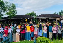 Murid MI Alam Jamur Belajar di Alam Terbuka