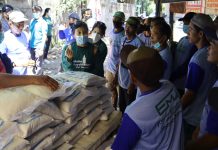 Pak Oles Serahkan Paket Beras Kepada Pemulung