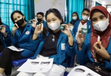 Mahasiswa-Dosen Politeknik Makassar Kebagian Minyak Bokashi