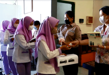 Siswa SMK Taruna Kradenan Jawa Tengah Dapat Bingkisan Produk Pak Oles