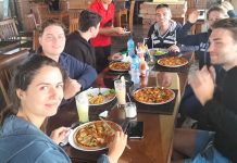 Wisman Nikmati Makanan Siang Di Warung Bukit Hexon