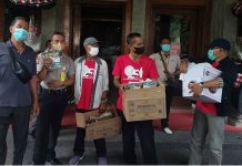 Pak Oles Bagikan Minyak Bokashi Di RS Prof Ngoerah