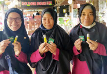 Guru dan Murid RA AN Nur Dapat Produk Pak Oles