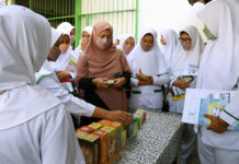 Ibu Arum Ajak Siswa Beli Produk Ramuan Pak Oles