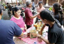 Sejumlah Orang Tua Murid TK Catur Asrama Beli Produk Pak Oles