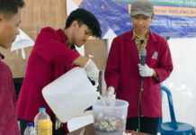 KKN UM Surabaya Sosialisasikan Pupuk Cair Sentuhan EM