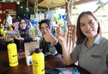 Kunjungan Ke Pak Oles, Karyawan Bank SulutGo Pulang Bawa Cinderamata Produk Herbal Menjaga Kesehatan Keluarga