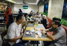 Semarak Ramadhan, Pak Oles Buka Puasa Bersama Karyawan