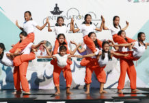 Anak-Anak Panti Asuhan Narrayan Seva Mahir Lakukan Acroyoga