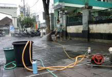 Menjaga Kebersihan Bekas Potong Hewan Kurban, Panitia Masjid Baitul Makmur Gunakan EM4