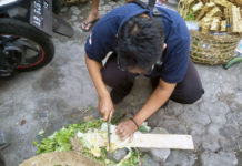 Pembuatan Pupuk Organik Gunakan EM4 Oleh Tim Kebersihan Dinas Perdagangan Di Pasar Ngasem