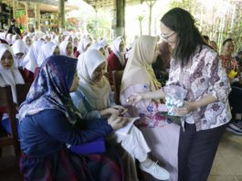 Mahasiswa-Dosen Farmasi STIK Siti Khadijah Palembang Rasakan Khasiat Minyak Bokashi