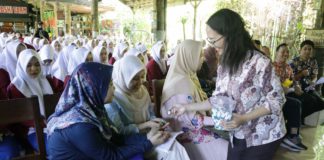 Mahasiswa-Dosen Farmasi STIK Siti Khadijah Palembang Rasakan Khasiat Minyak Bokashi