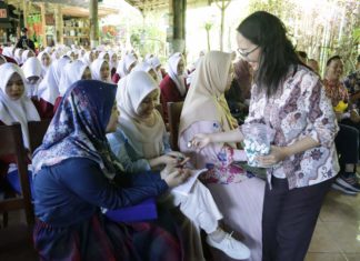 Mahasiswa-Dosen Farmasi STIK Siti Khadijah Palembang Rasakan Khasiat Minyak Bokashi