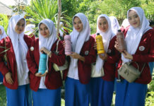 Mahasiswa Farmasi STIK Siti Khadijah Palembang Mengenal Teknologi EM4 Dalam Industri Herbal Di Pak Oles