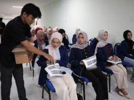 Mahasiswa UNISKA MAB Banjarmasin Dapat Cinderamata Produk Unggulan Pak Oles