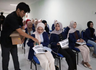 Mahasiswa UNISKA MAB Banjarmasin Dapat Cinderamata Produk Unggulan Pak Oles