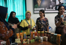 Peserta Konferensi Internasional Beli Produk Ramuan Pak Oles Saat Kunjungi Pabrik di Denpasar