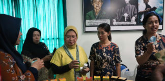 Peserta Konferensi Internasional Beli Produk Ramuan Pak Oles Saat Kunjungi Pabrik di Denpasar