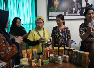 Peserta Konferensi Internasional Beli Produk Ramuan Pak Oles Saat Kunjungi Pabrik di Denpasar