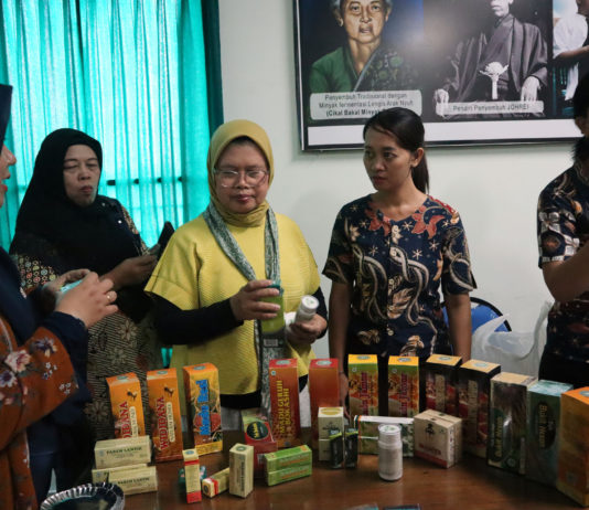 Peserta Konferensi Internasional Beli Produk Ramuan Pak Oles Saat Kunjungi Pabrik di Denpasar
