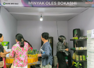 Minyak Oles Bokashi “Sapa” Pengunjung Denfest, Tawarkan Diskon 20 Persen