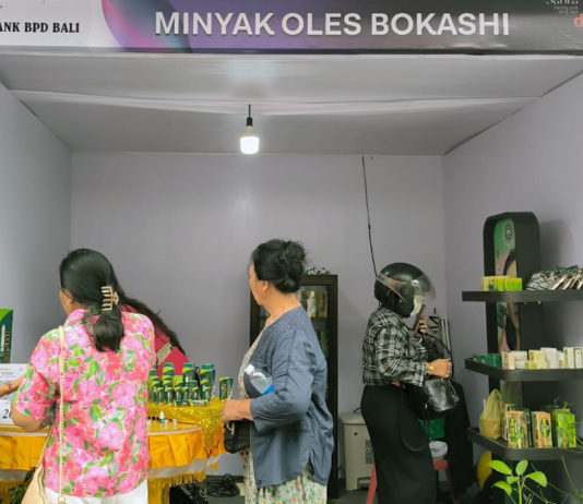 Minyak Oles Bokashi “Sapa” Pengunjung Denfest, Tawarkan Diskon 20 Persen