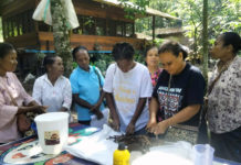 Mama-Mama Papua di Sentani Dilatih Membuat Pupuk Organik Cair Sentuhan EM4