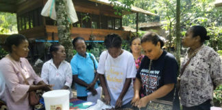 Mama-Mama Papua di Sentani Dilatih Membuat Pupuk Organik Cair Sentuhan EM4
