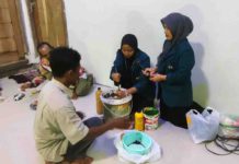 KKN Unila Kenalkan EM4 dan Aplikasi AI, Bantu Petani Pematang Baru Terapkan Pertanian Sehat