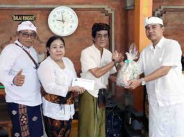 Tirta Yatra ke Pura Agung Giri Natha, PT Songgolangit Persada Serahkan Produk EM4 dan Minyak Bokashi