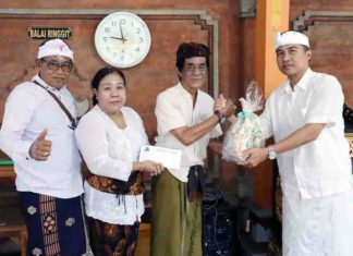 Tirta Yatra ke Pura Agung Giri Natha, PT Songgolangit Persada Serahkan Produk EM4 dan Minyak Bokashi