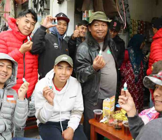 Pengemudi Jeep Dieng Rasakan Khasiat Minyak Bokashi Saat Berburu Golden Sunrise