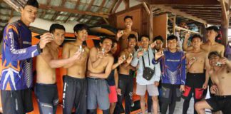 Skipper Arung Jeram Sungai Serayu Terima Minyak Bokashi Usai Rafting Bersama PT SLP