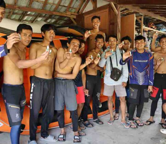 Skipper Arung Jeram Sungai Serayu Terima Minyak Bokashi Usai Rafting Bersama PT SLP