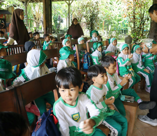 Edukasi TOGA Sejak Dini Di POGS, Siswa Paud Dapatkan Minyak Bokashi