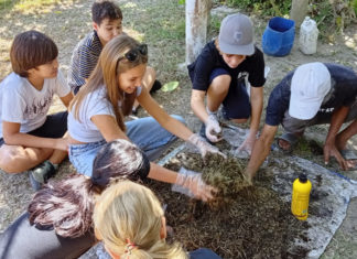 Siswa SMP Green School Belajar Teknologi EM4 di Pak Oles Green School