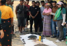 UNMAS dan UNIMOR Dampingi Warga Humusu Wini Olah Limbah Organik dengan EM4