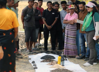 UNMAS dan UNIMOR Dampingi Warga Humusu Wini Olah Limbah Organik dengan EM4