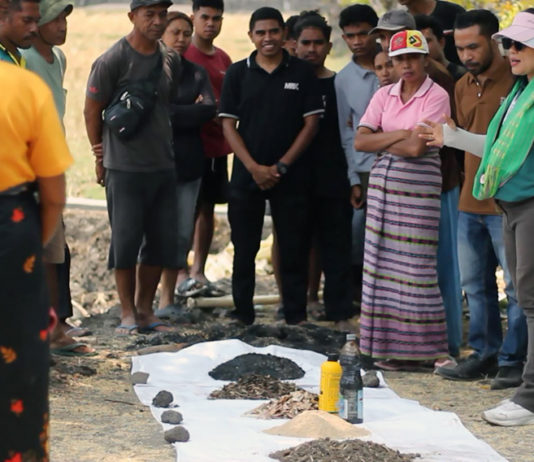 UNMAS dan UNIMOR Dampingi Warga Humusu Wini Olah Limbah Organik dengan EM4